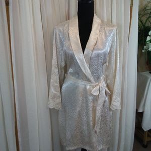 Jones New York Cream Embossed Robe